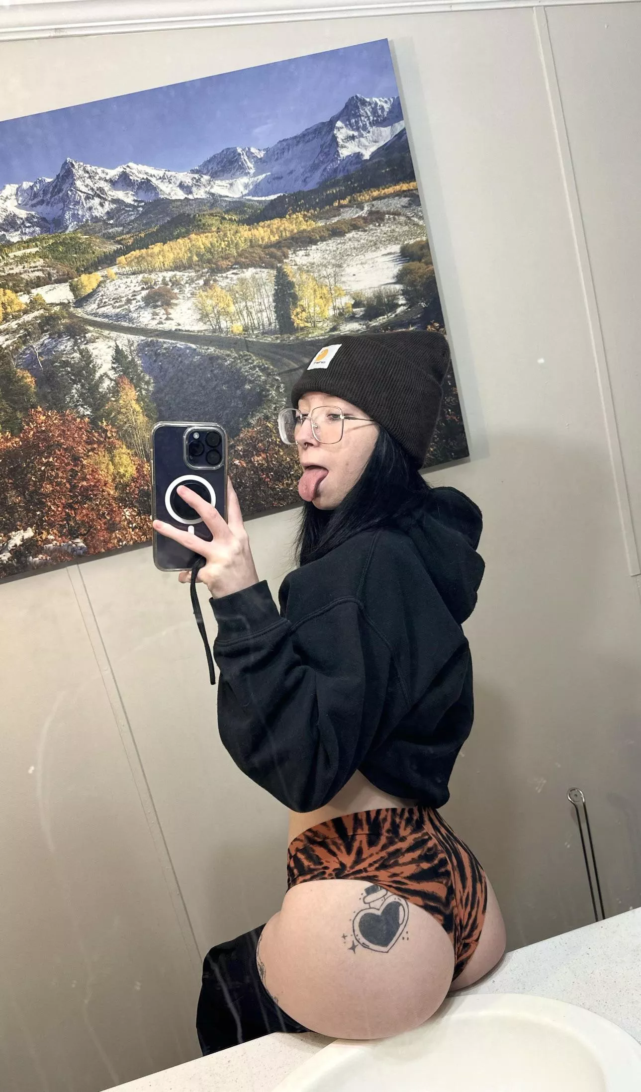 I need to be bent over this counter🤭