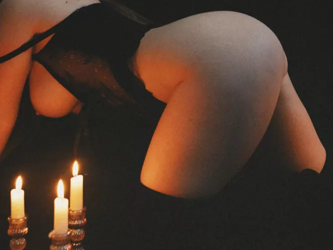 It's giving sexy witch who's about to cast a spell on your penis