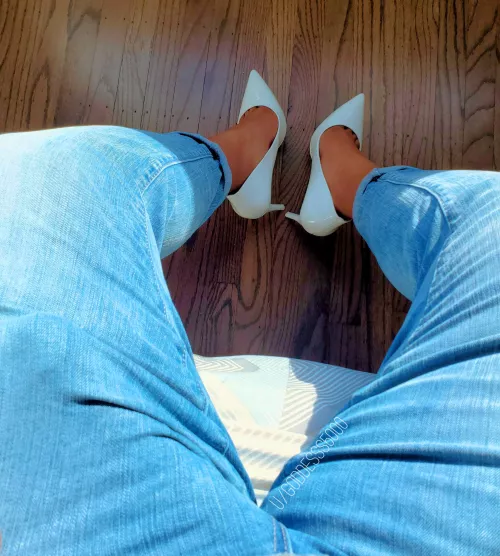 Jeans, heels, and of course the most important thing! Have a guess what it is... 👀