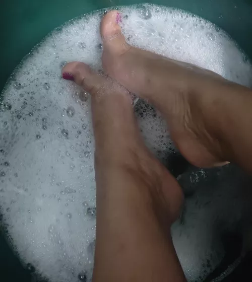 A delicious bubble bath for my soft feet 😏.