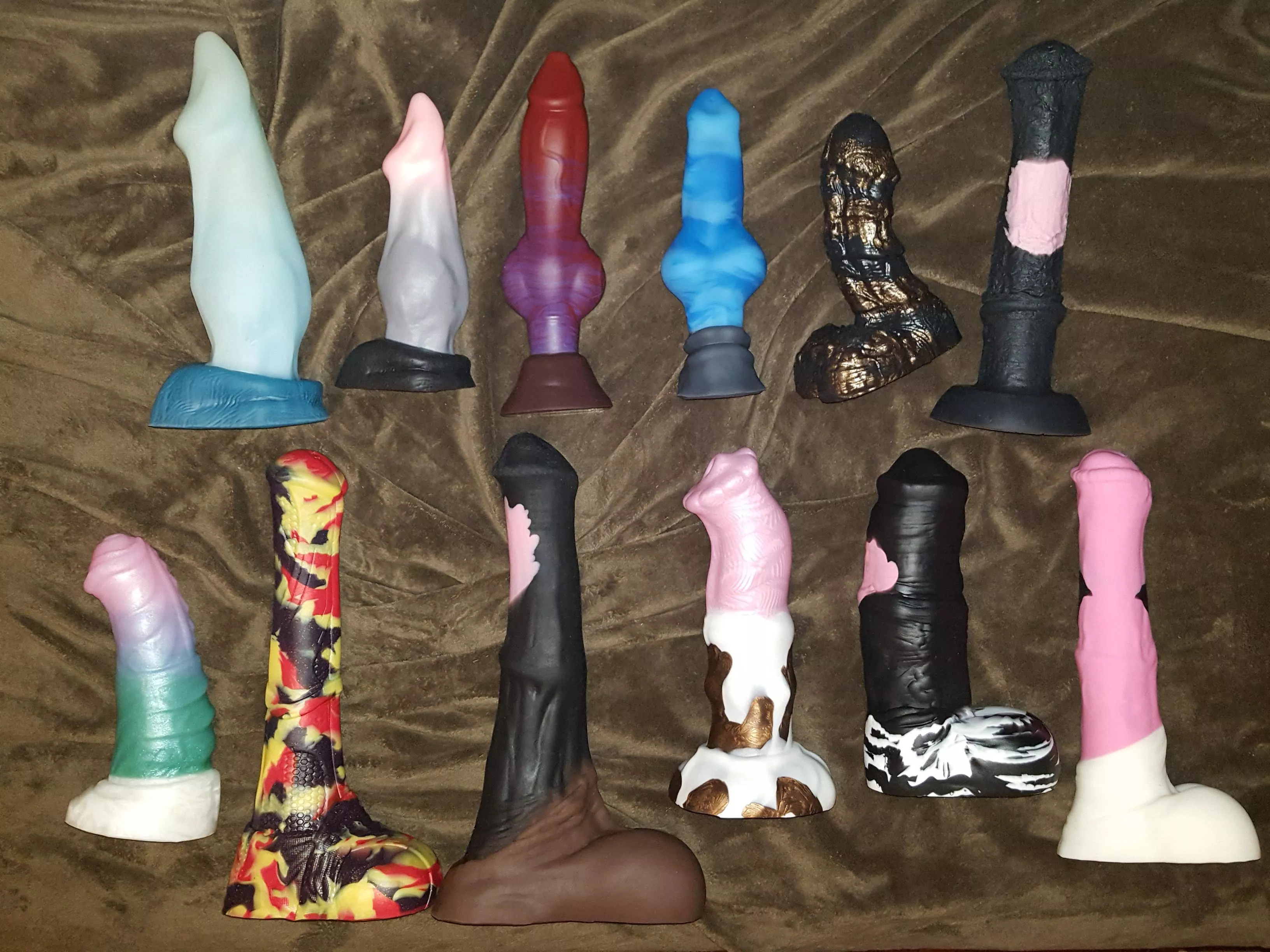 Beware of baddthrowaway1234, incase she mades another account these are the toys she has. Scammed out of $200