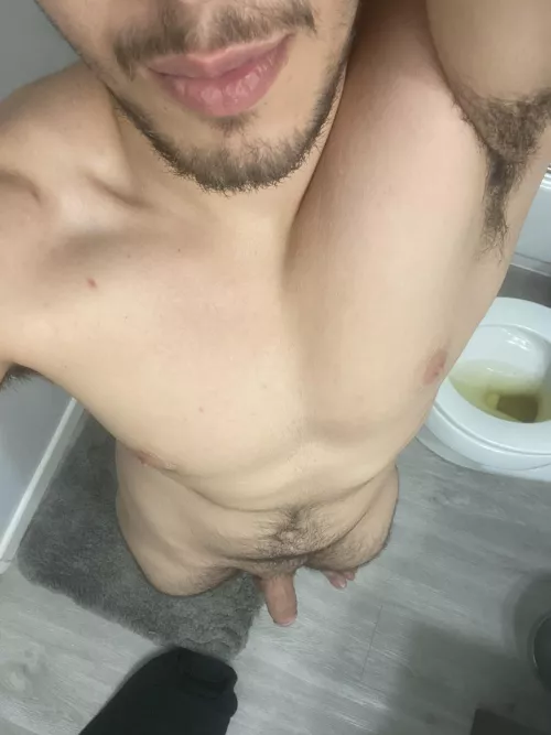 Come smell me before I shower 😏