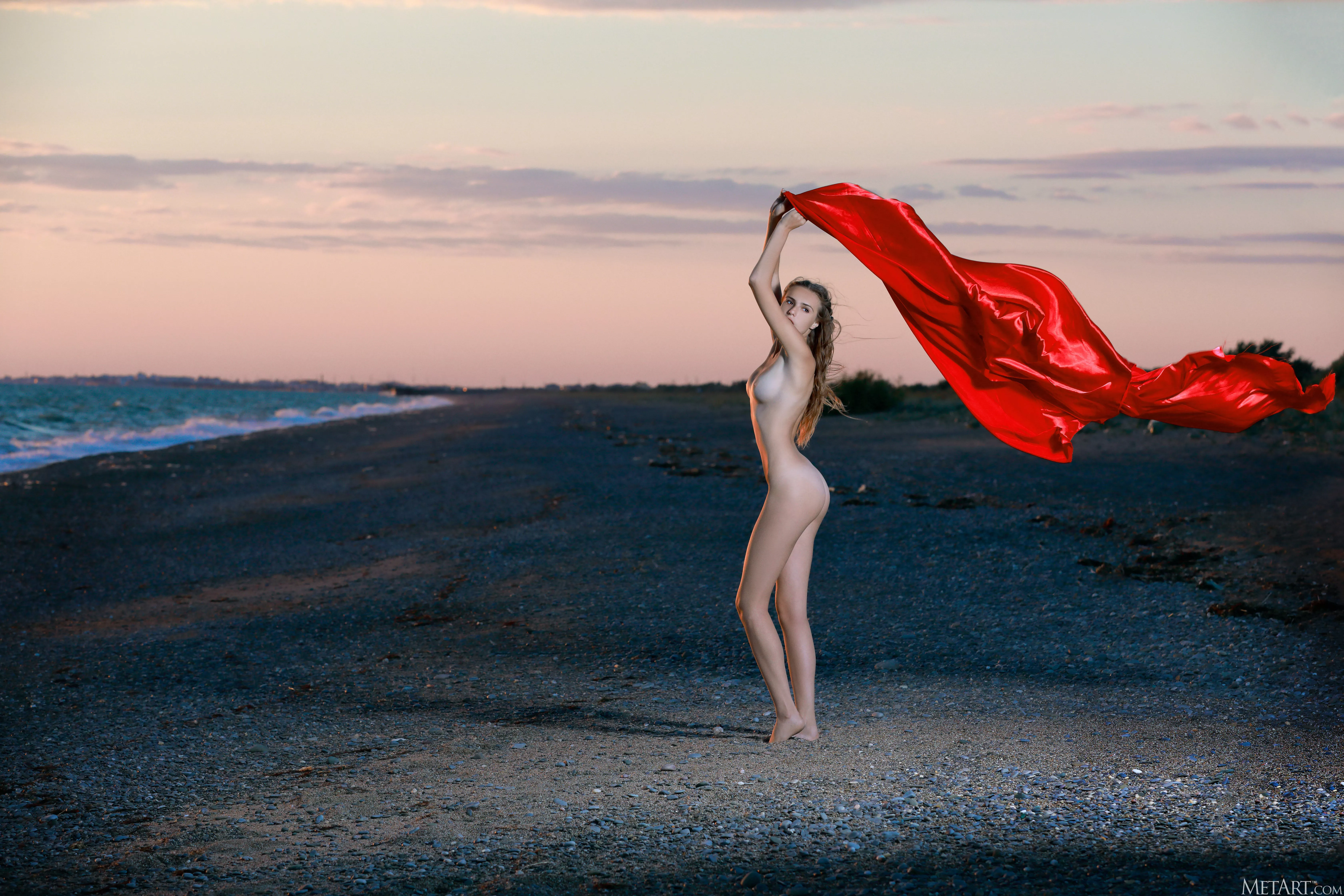 Elle Tan in Sunset Show