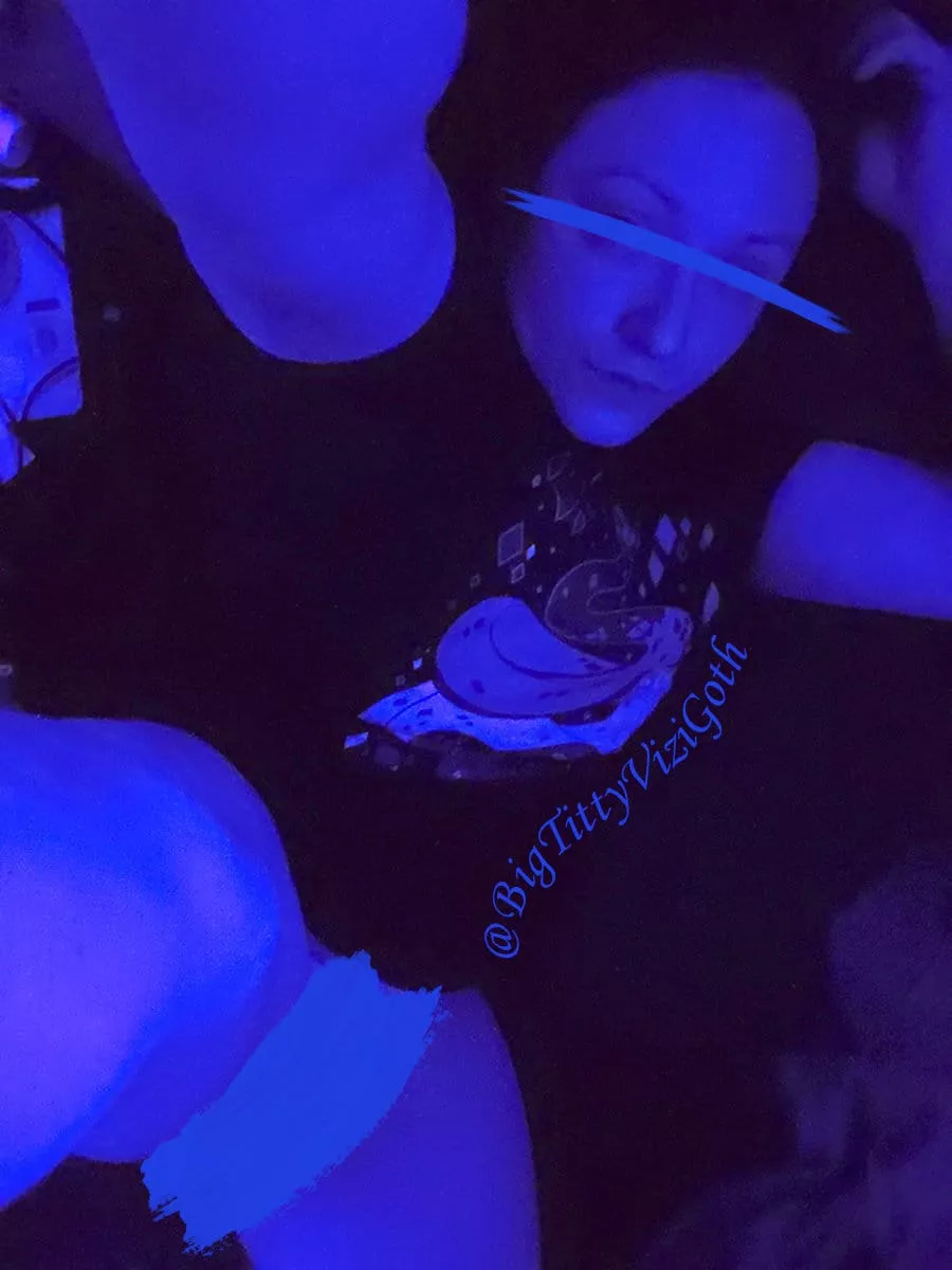 [Enby] Plays Munchkin one time: ... And I KICK down the door, HYAA!!!