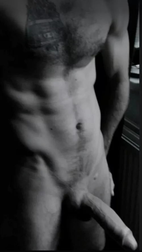 I get the feeling you're not that much into b/w, but I like this one 😁🤷‍♂️🍆