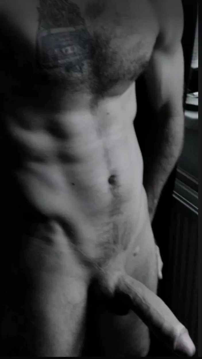 I get the feeling you're not that much into b/w, but I like this one 😁🤷‍♂️🍆