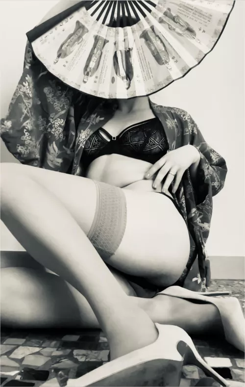 I hide to tease…🖤🐇