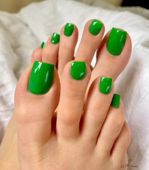 I’ve never done a bright green like this before and I love it! What do you think? 💚