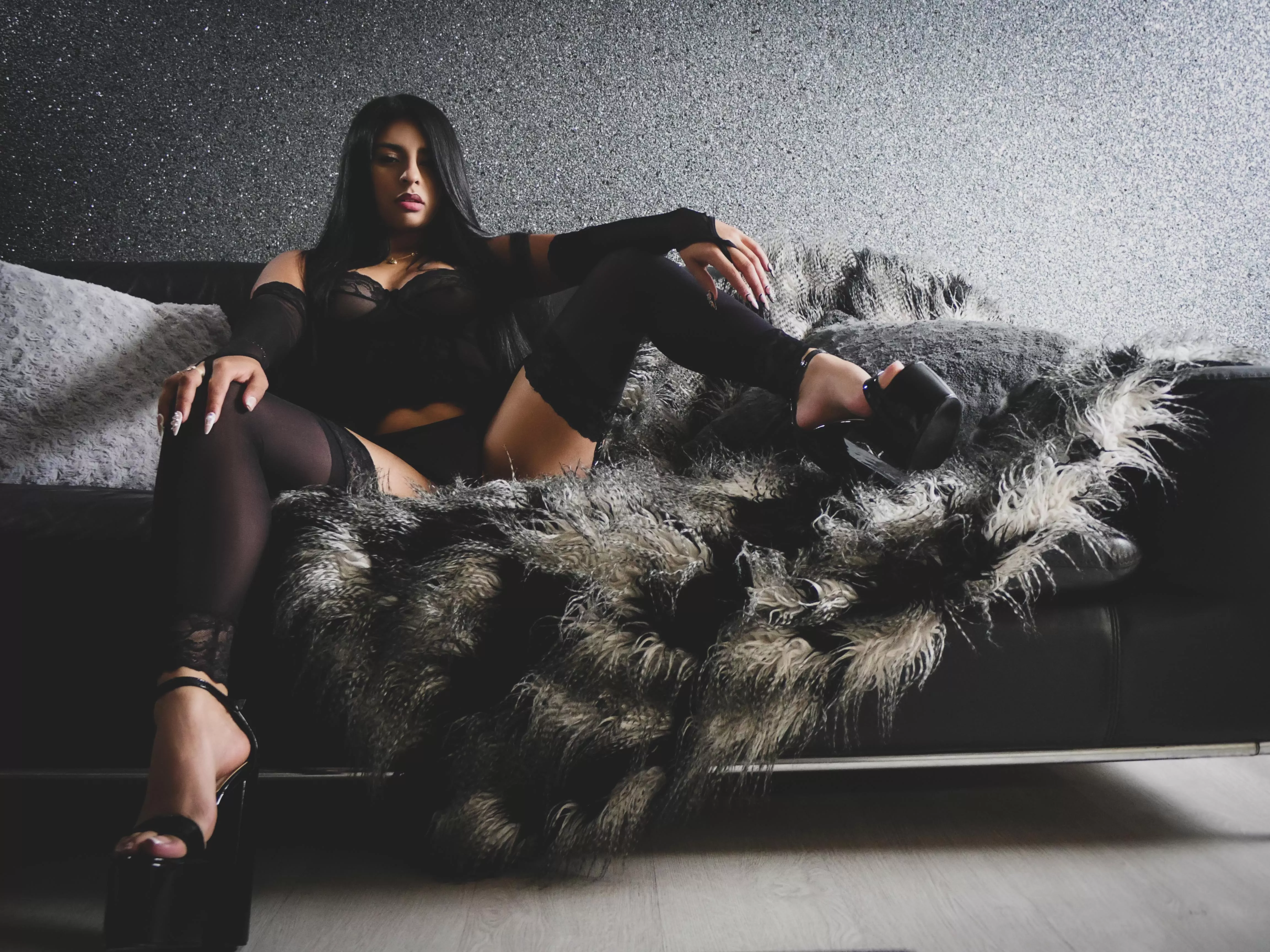 Kneel before your goddess 👇🏼