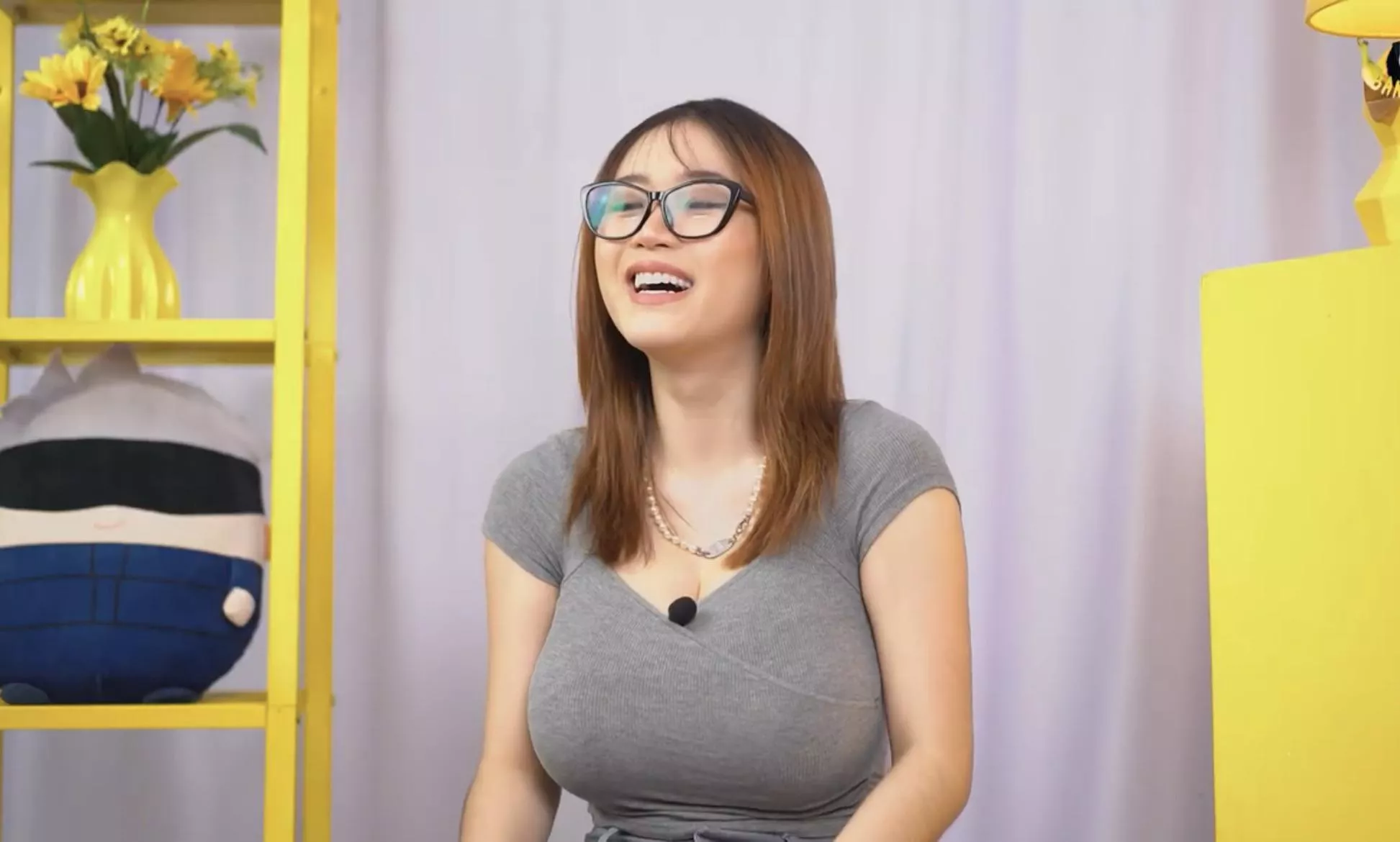 Still busty in a casual fit