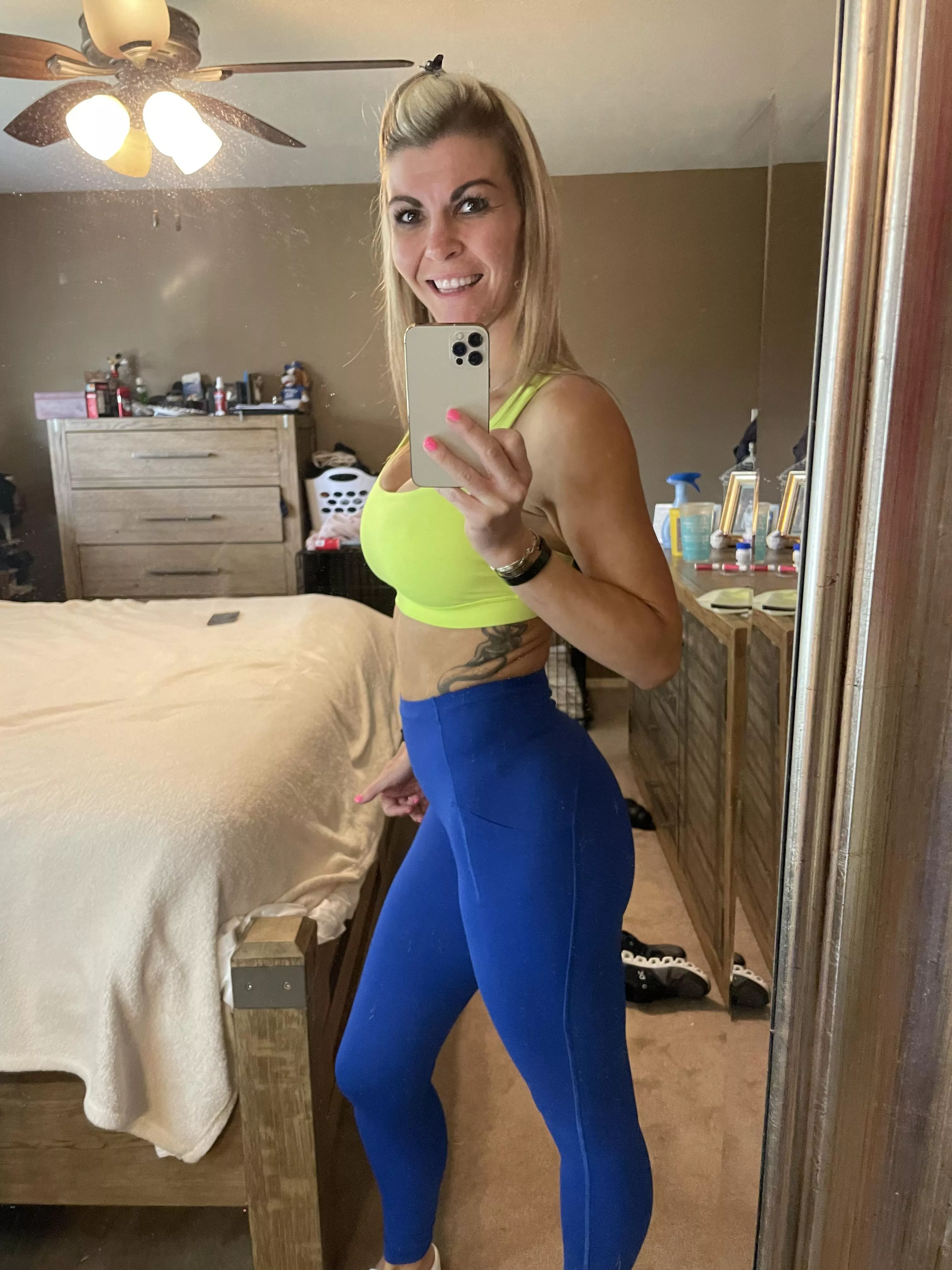 You know you love this 39F mommy in some blue yoga pants!