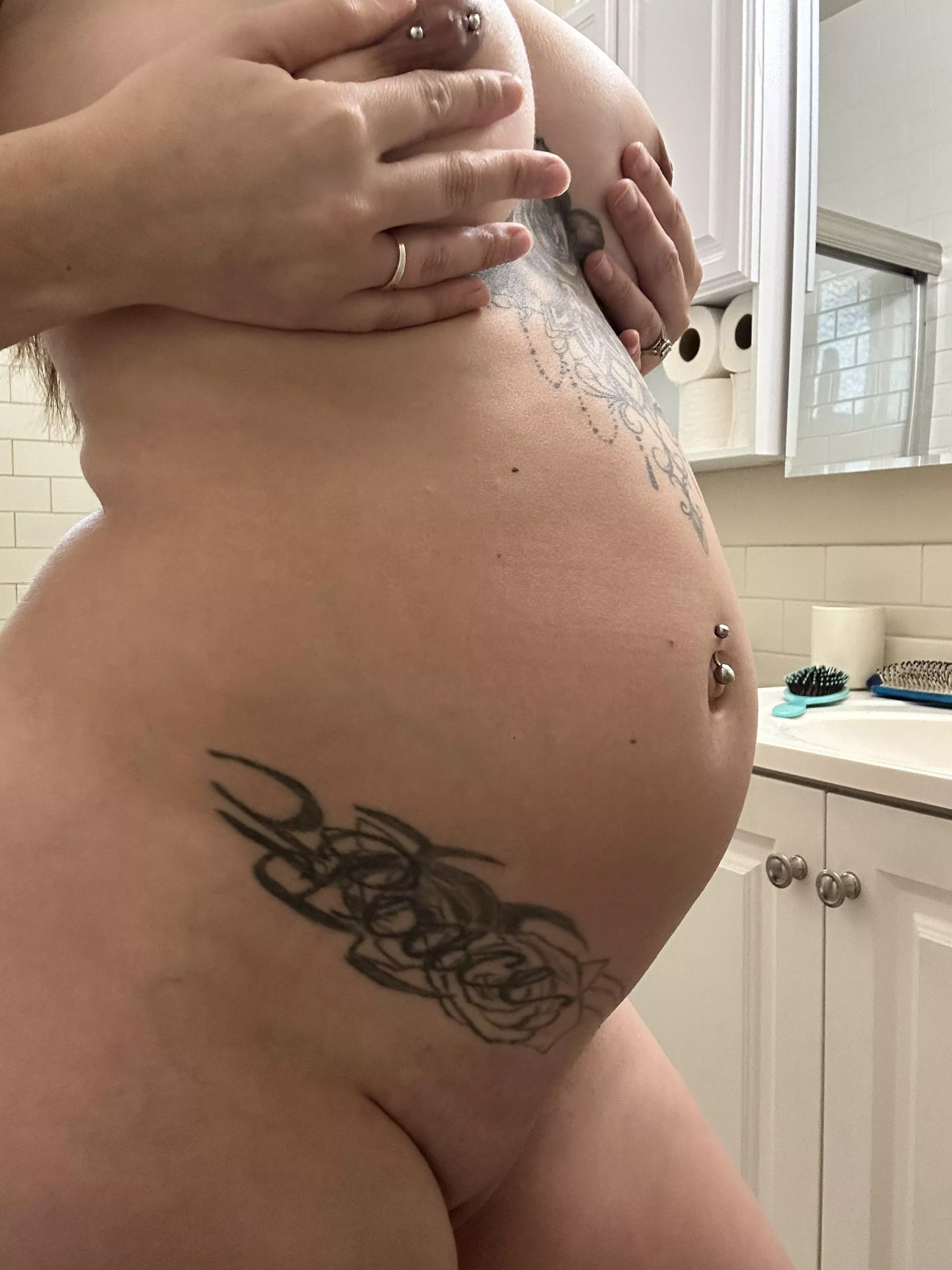 Cum rub on my belly and celebrate 20 weeks with me. 😉😝