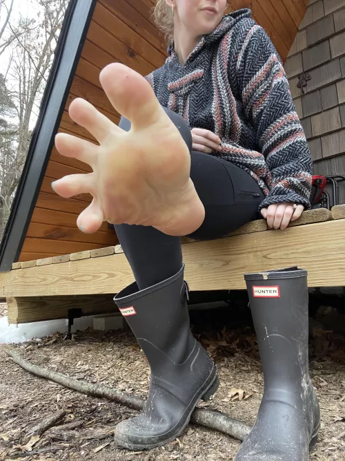 Fresh out of my hunter boots 😌 no socks of course 😋