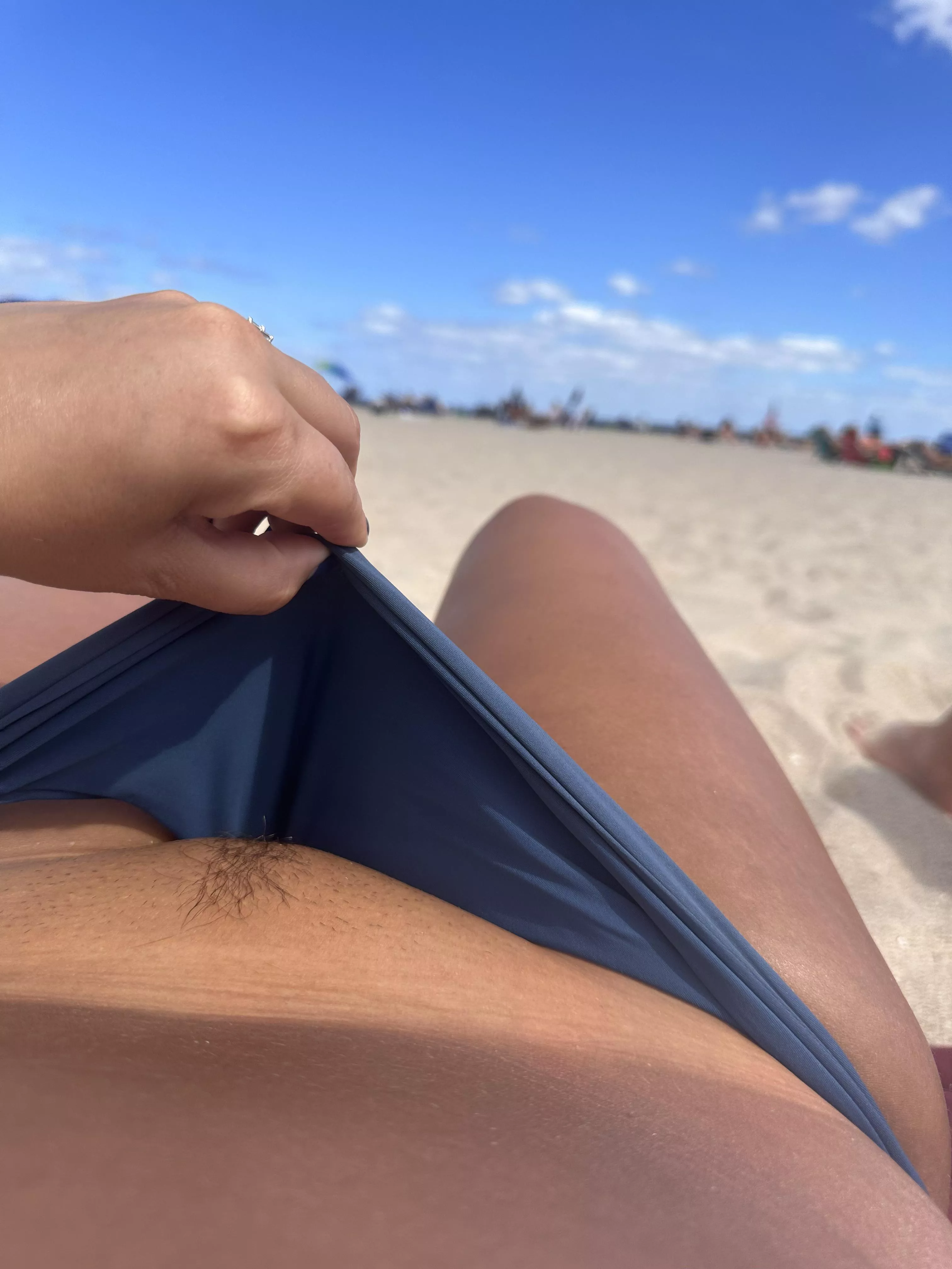 Getting horny at the beach 💦💦