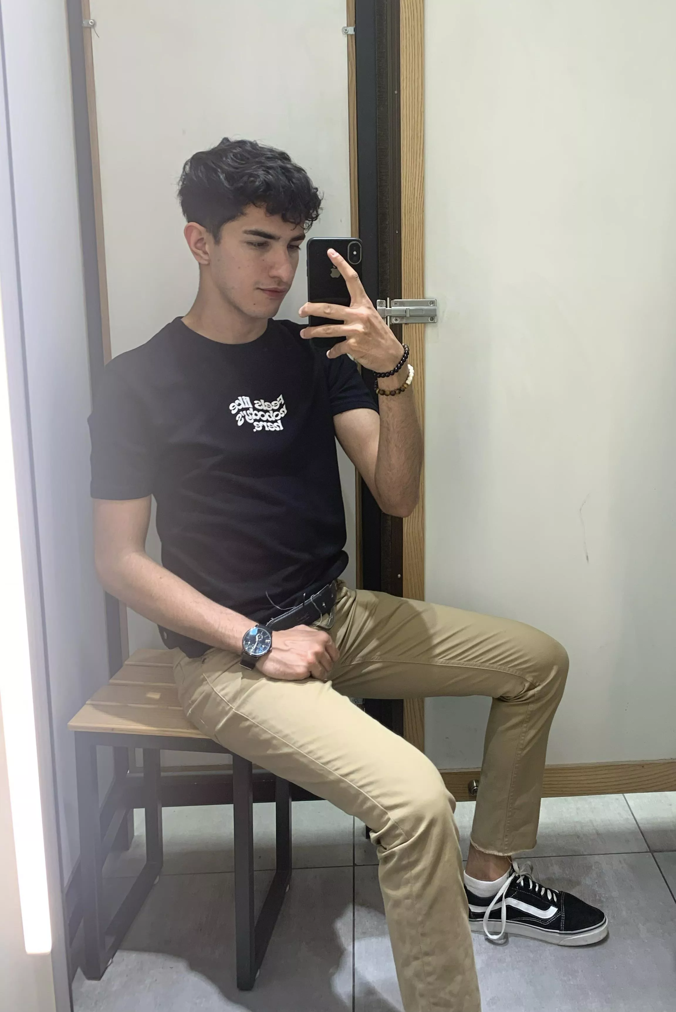 Hey there, its been a while. A real quest does anyone notice anything awk in this photo? 😎