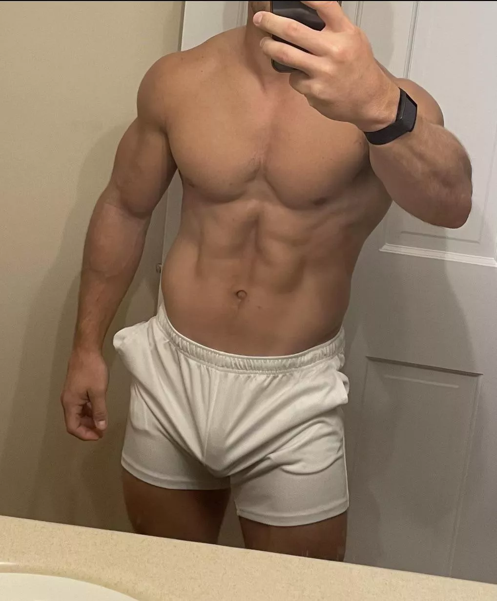 It’s an illusion of the pants 😈