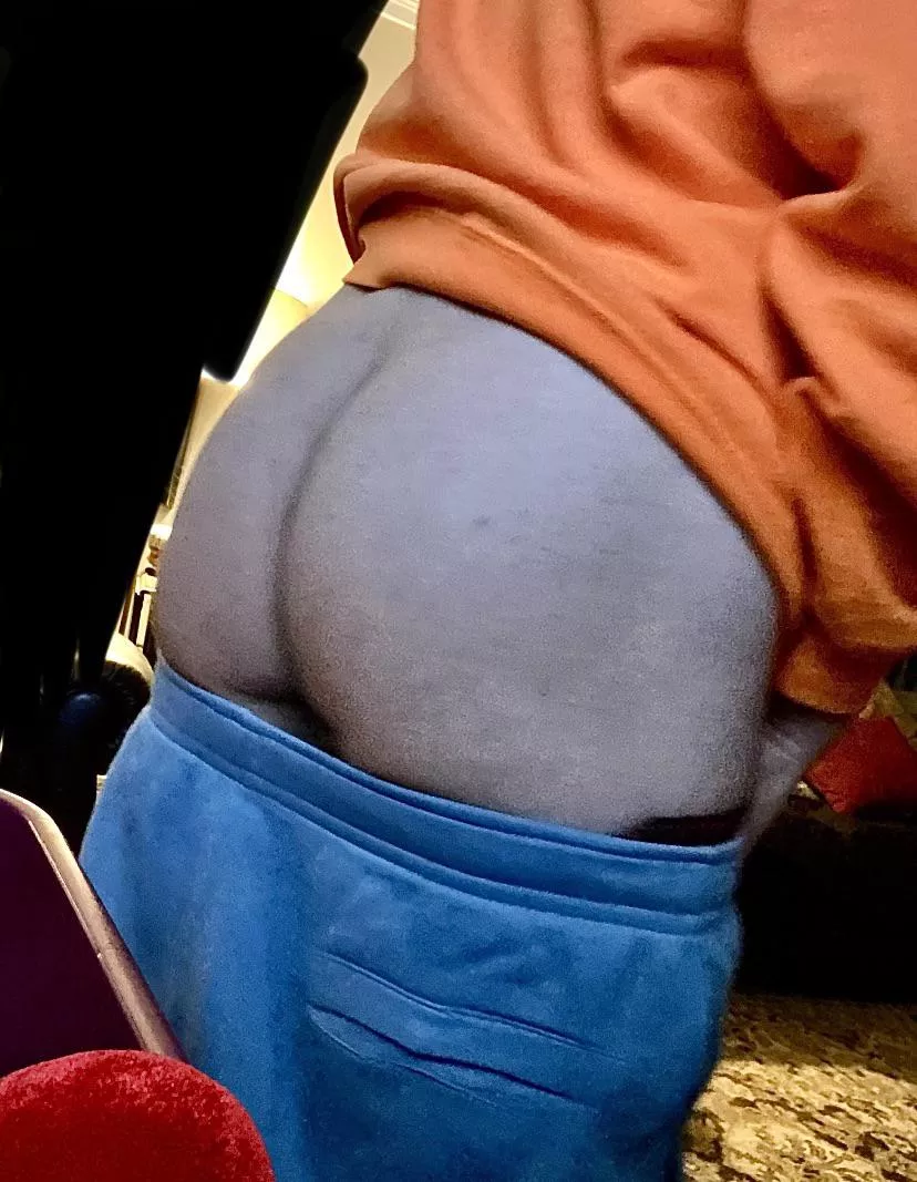 Just turned 21 last week! Dl college football player in VA! Newer to this but super open minded hmu!