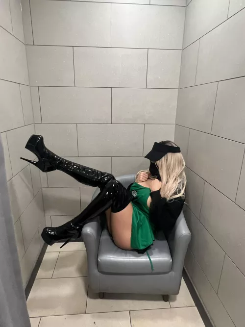 Love wearing these to work 💚 took this on my break