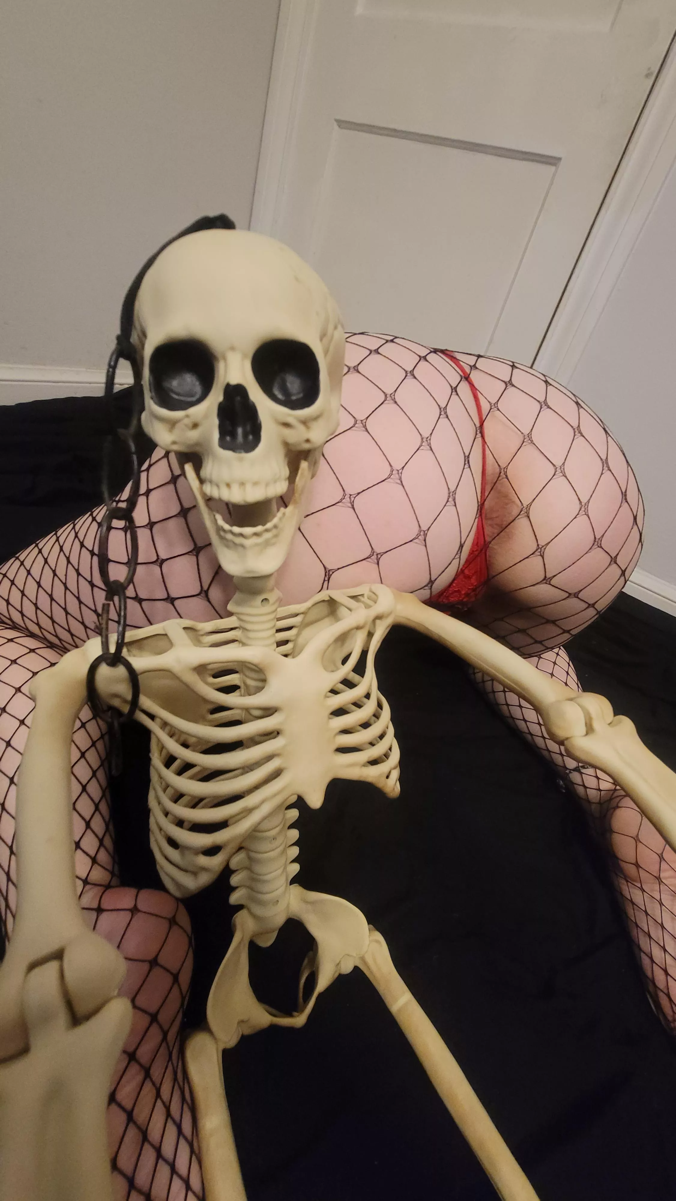 Move the skelton and tongue punch my asshole