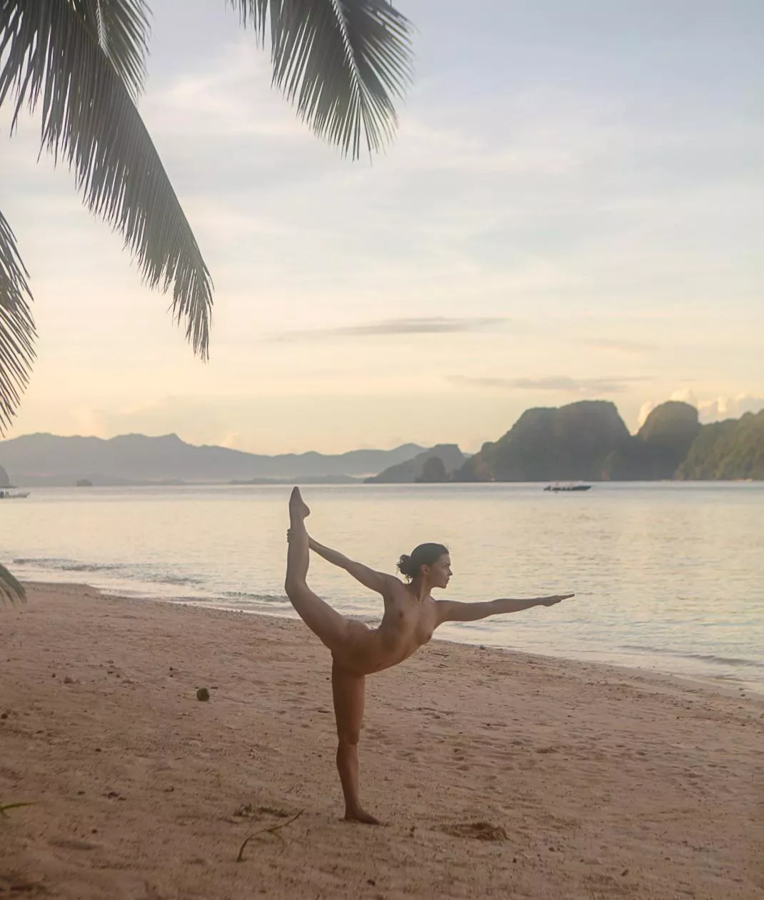 Nude dancer on the beach 🏝️