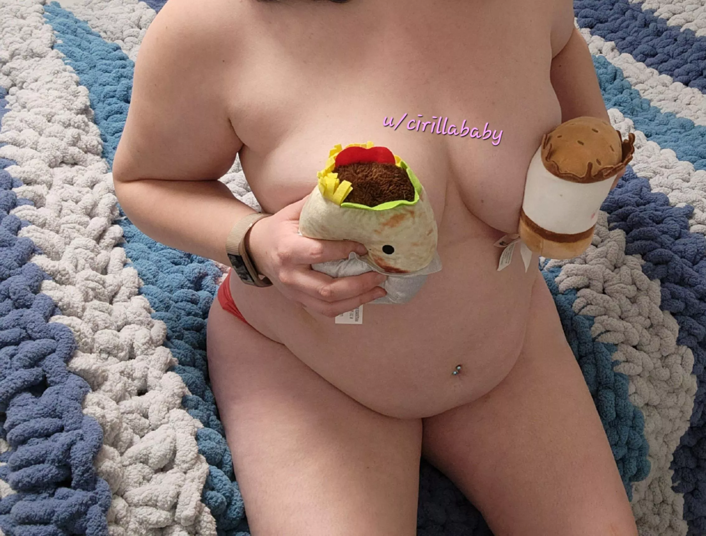 Overhanging belly with lots of stretch marks