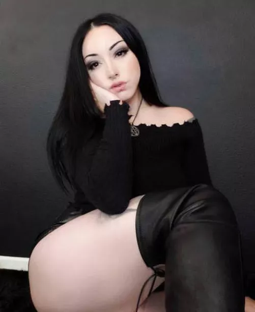 Say hi if wanna my foot in your mouth😈