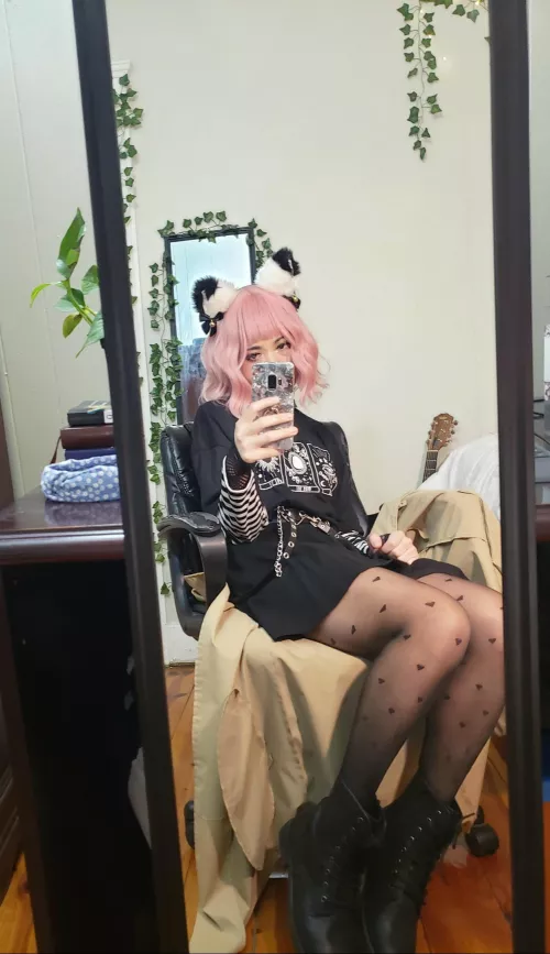 Threw together the most femboy outfit I could think of 🖤