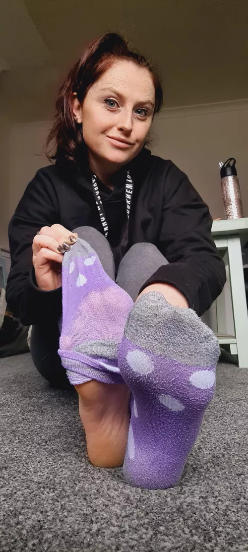 Would you poke my dots? 😏🔥 [F]