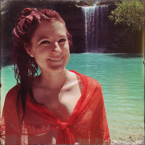 Cute lil top! I shot this with the Hipstamatic app