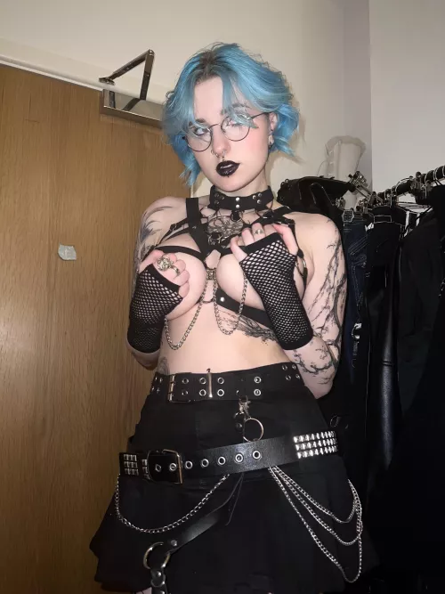 goth tiddies live in harnesses 🖤 [F]