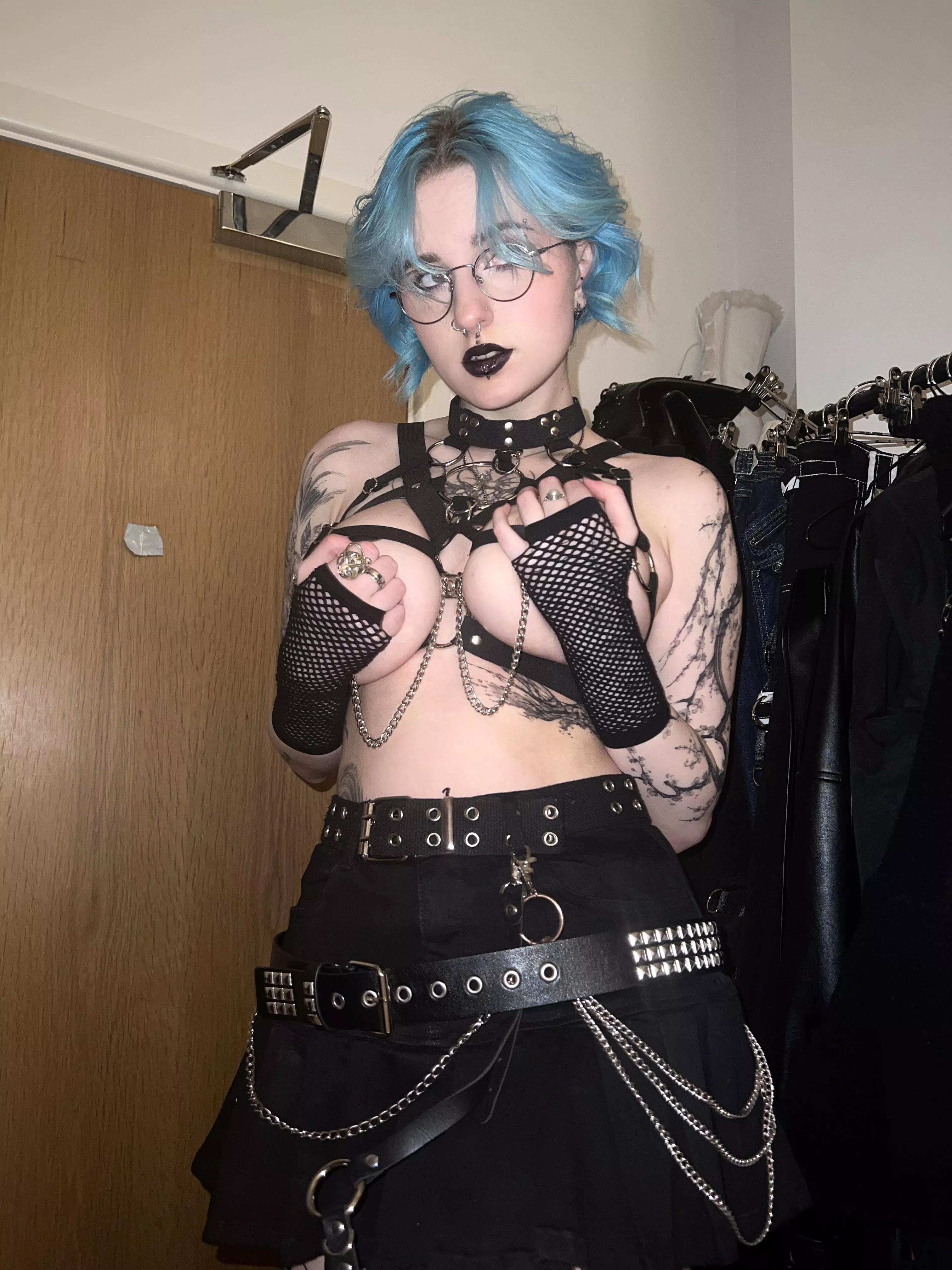 goth tiddies live in harnesses 🖤 [F]