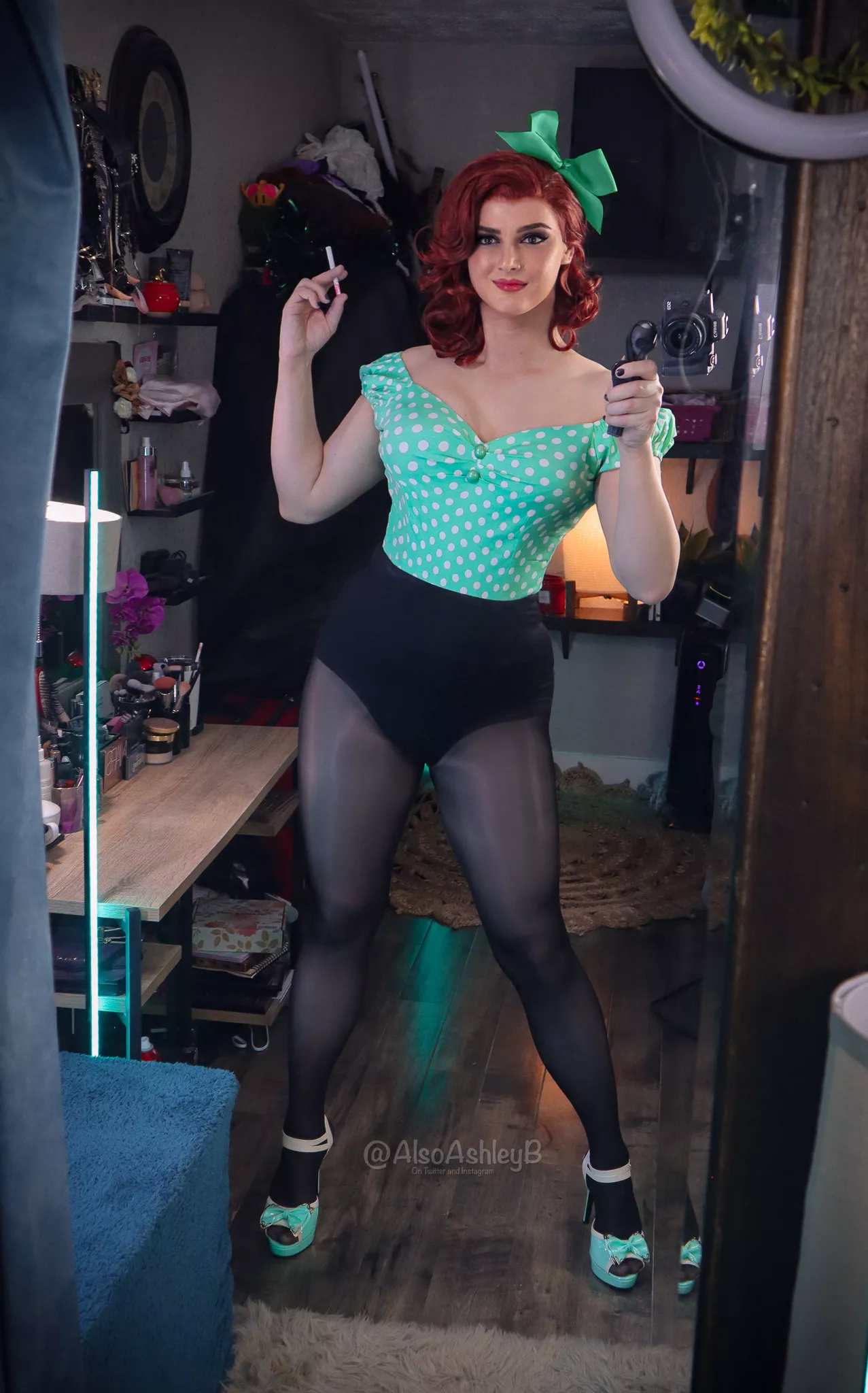 I just want somebody's hands all over my thighs in this pinup look 🥺