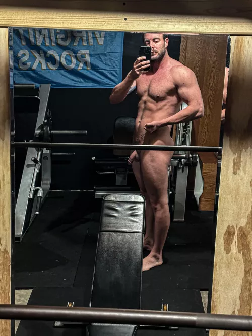 In need of a workout partner! 💪💪🍆🍑