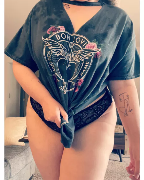 Is this a cute subtle sexy pic? I can’t tell lol or is it stupid? I’ve only just recently started to feel sexy in my body.