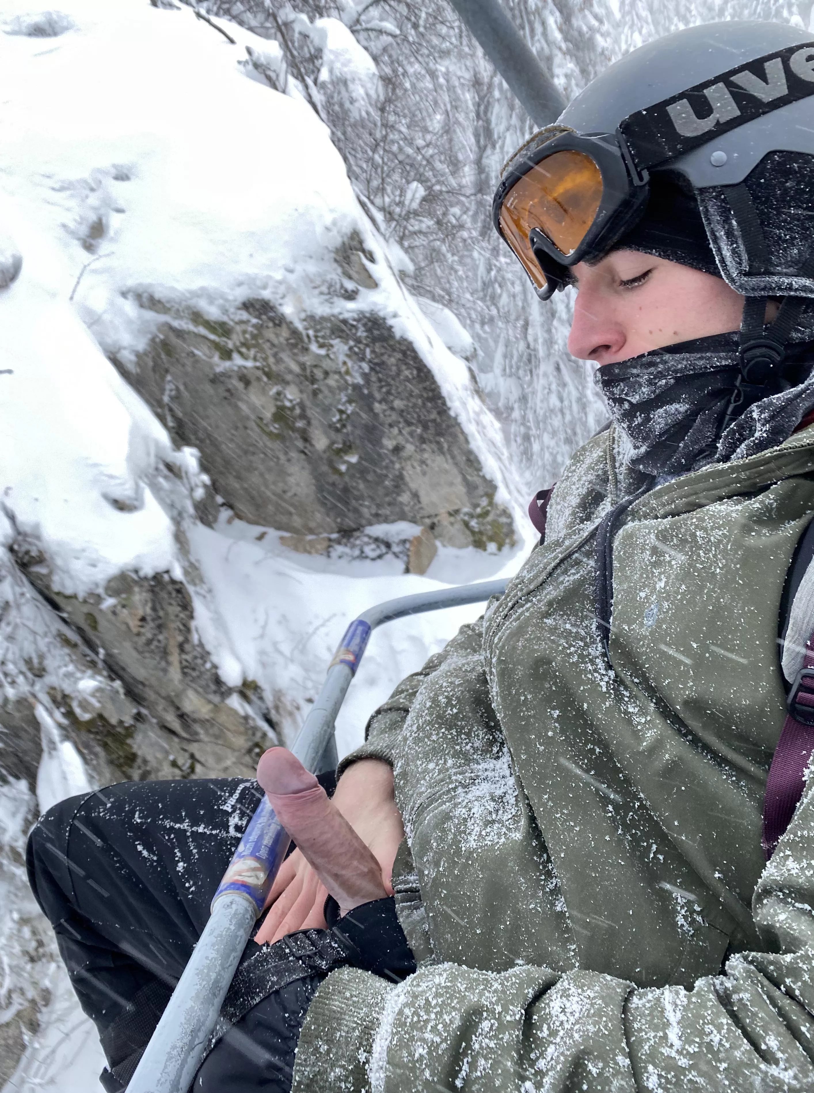 It’s cold out here, can I get a warm mouth for this?😏