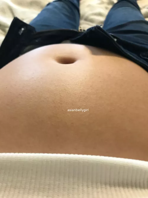 my resting belly after stuffing myself all day 🥴🥴🥴