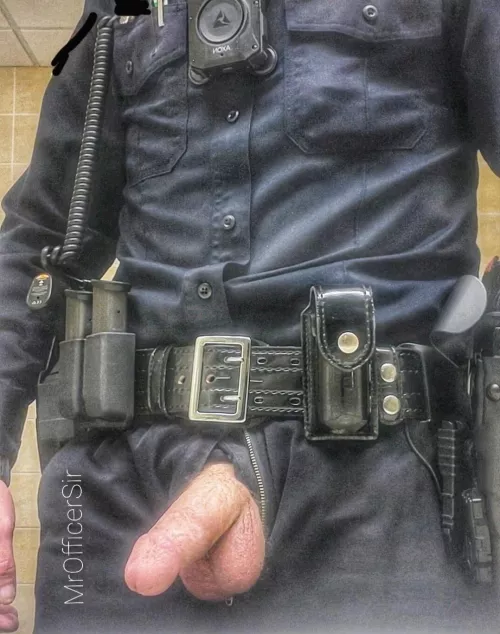 Off duty this weekend. Keep me occupied with unsolicited nudes while drinking green beer 🍻🥵🔥