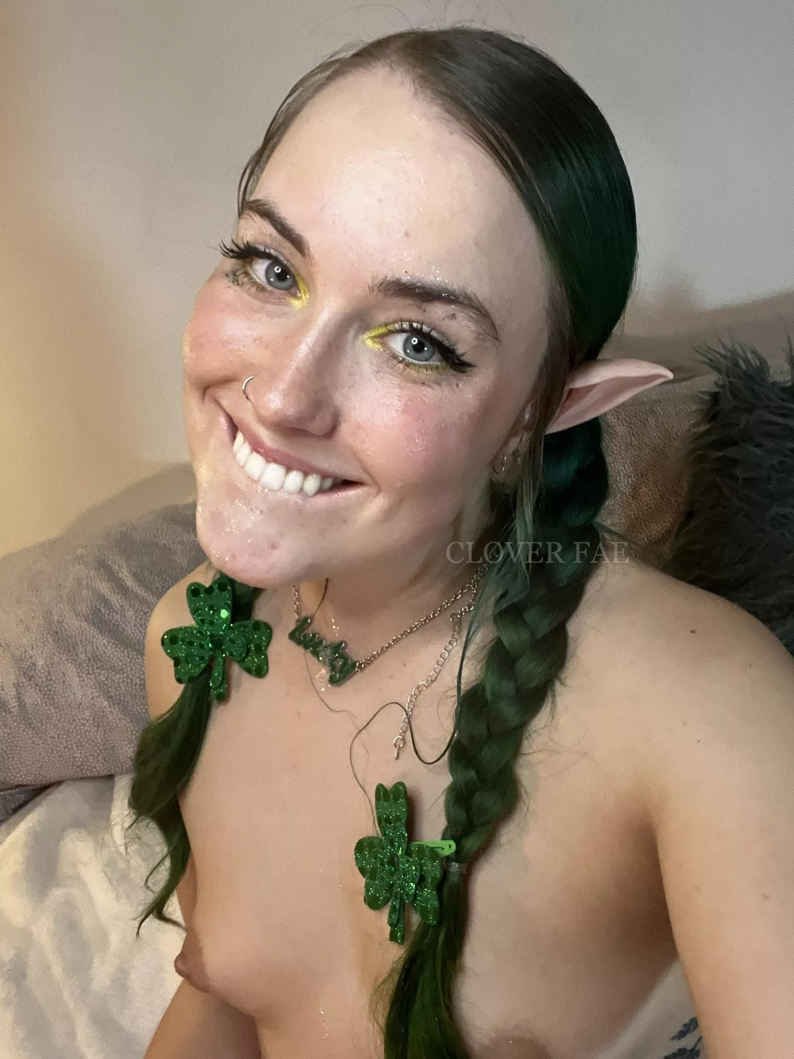 Small leprechauns have smol boobs