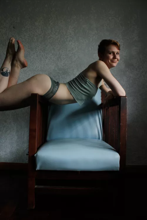 Too queer to even try and sit properly =p