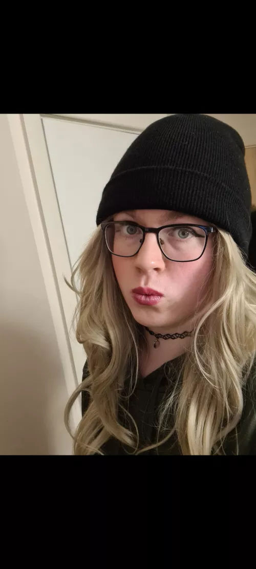 Trying a new pose, not too sure but it's Femboy Friday for a reason right?