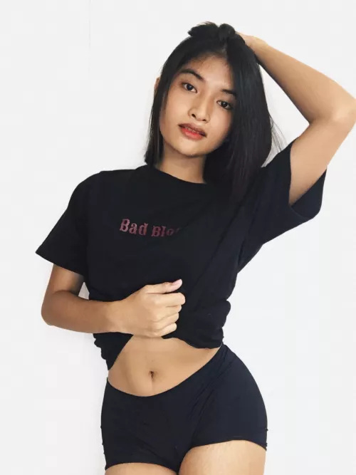 wearing my oversized shirt🥰 how do i look? ^_^