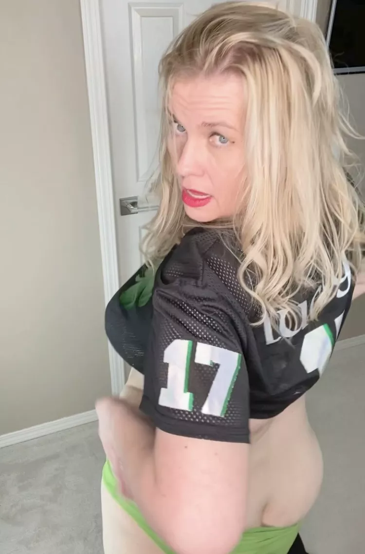 (43) Let’s make my husband green with envy ☘️💋