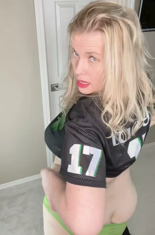 (43) St Paddy’s day milf!