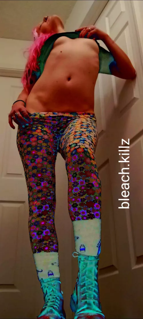 Bored and HORNY. Play with my holes while I suck you off?