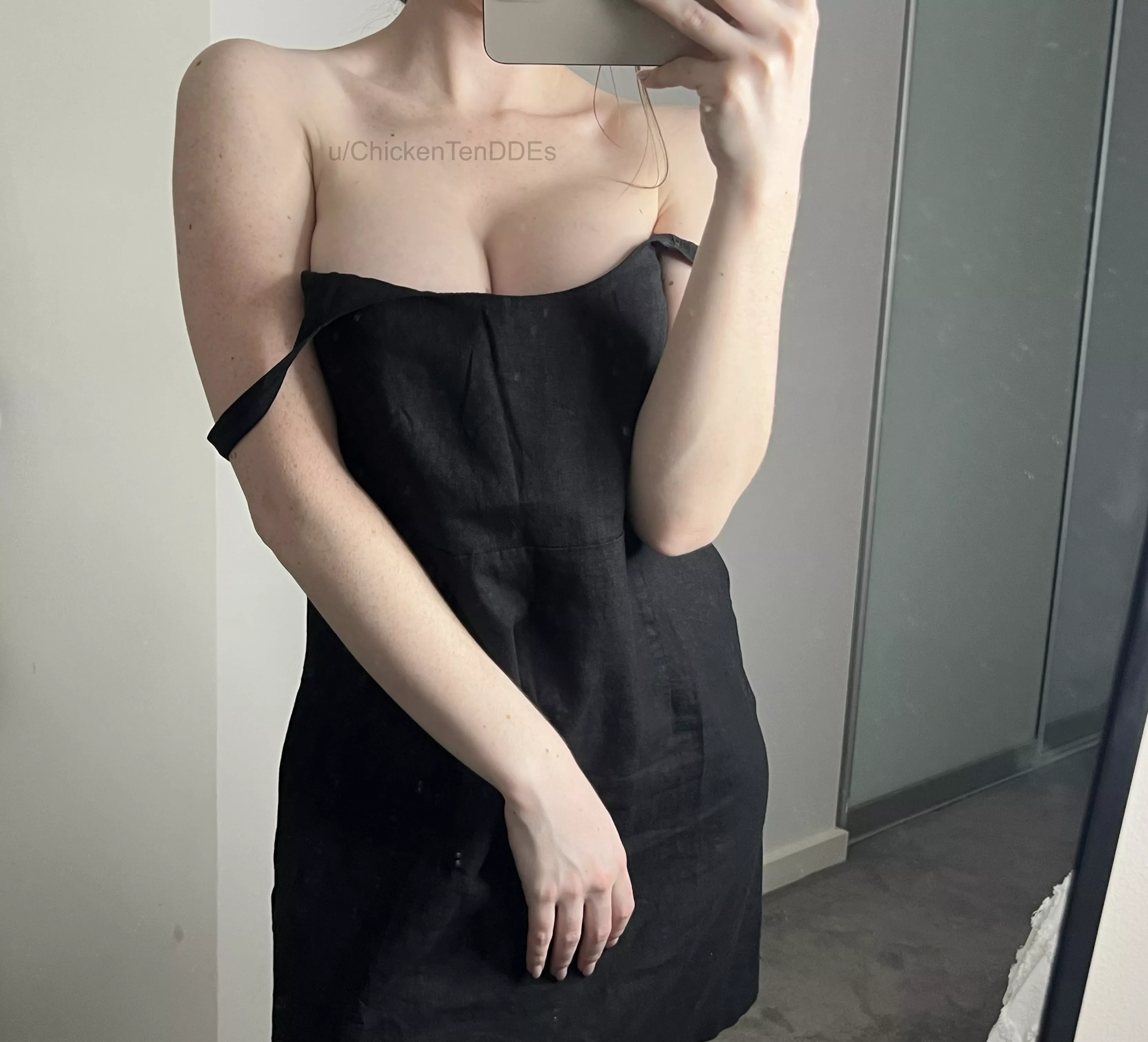 Cute and simple dresses can also be so sexy! [F]