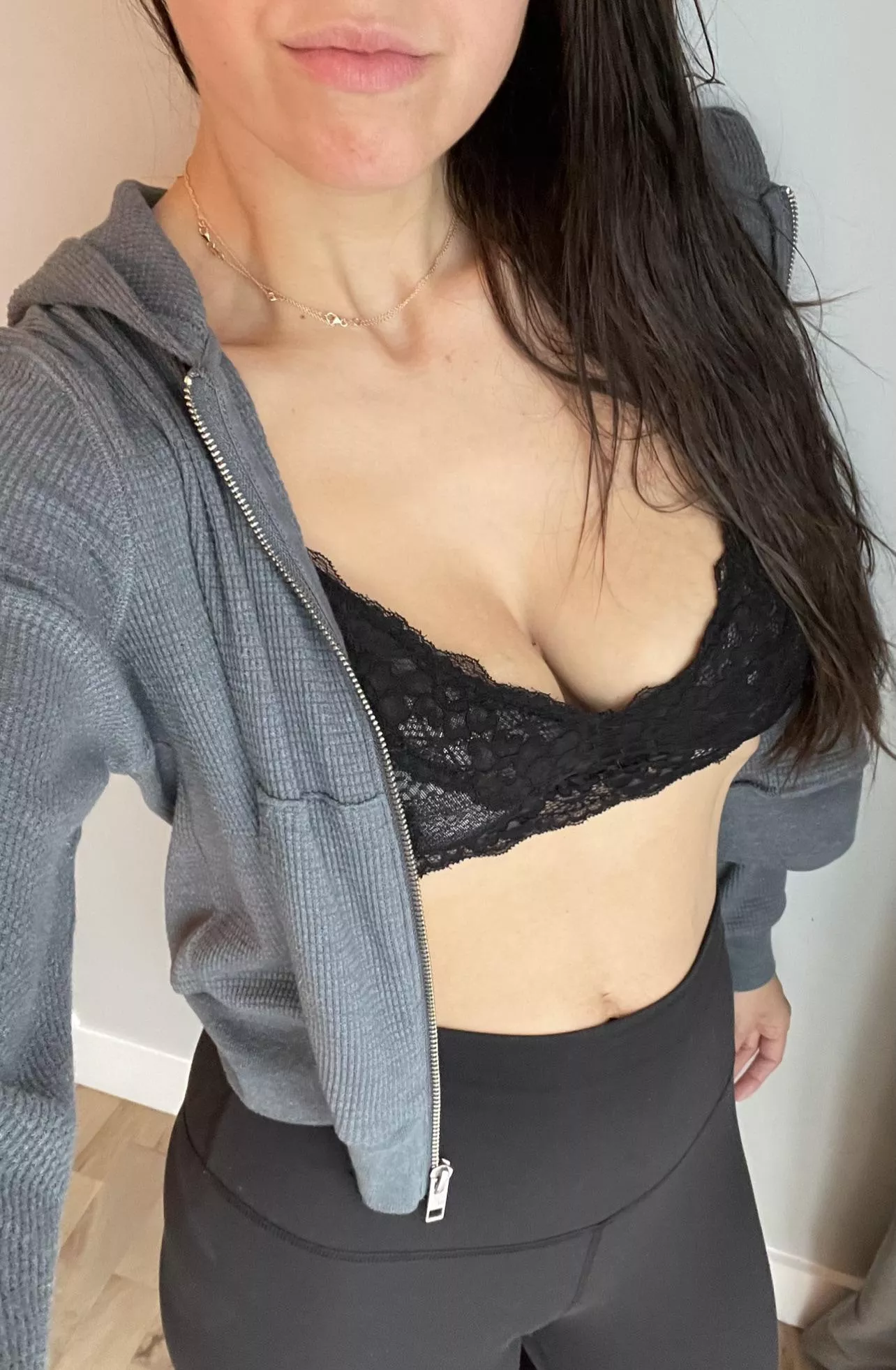 [F] after workout and shower kinda look 😘 mommy bod 🙈