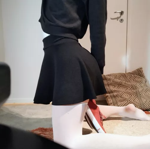 Finally have time to wear skirts again😊 Does black and white suit me 🖤🤍