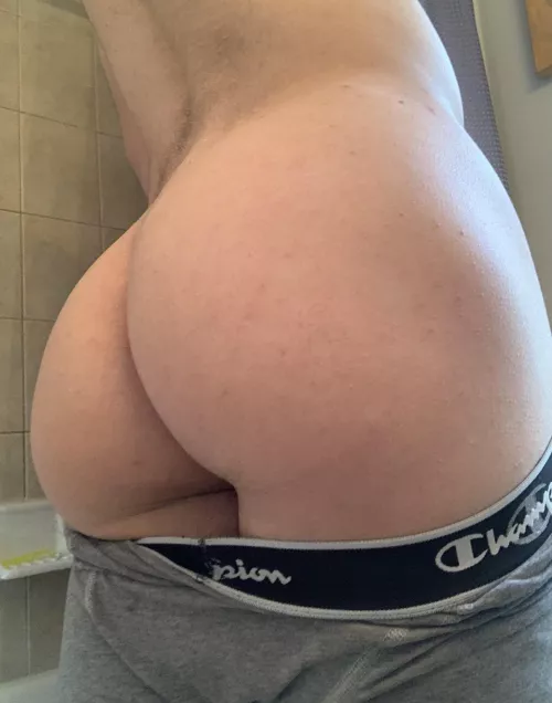 Fresh outta the shower and all shaved up. Who wants some cute booty?