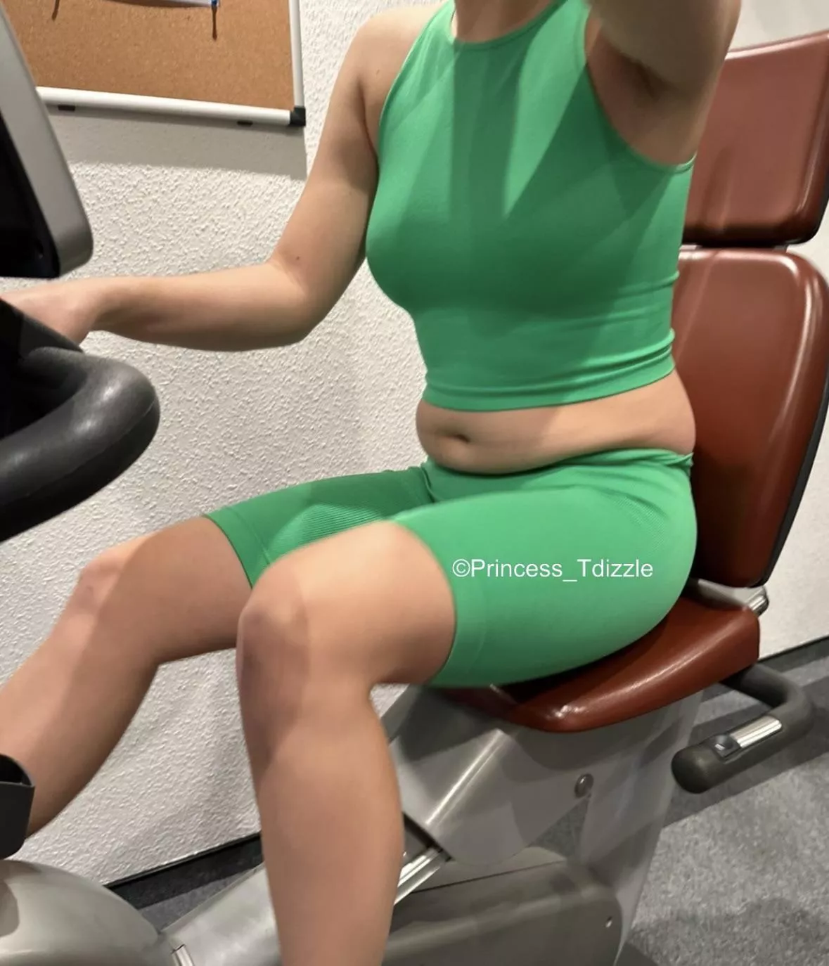 I always wear green for St Paddy’s day 💚. I hope working out in this brings me luck 🍀