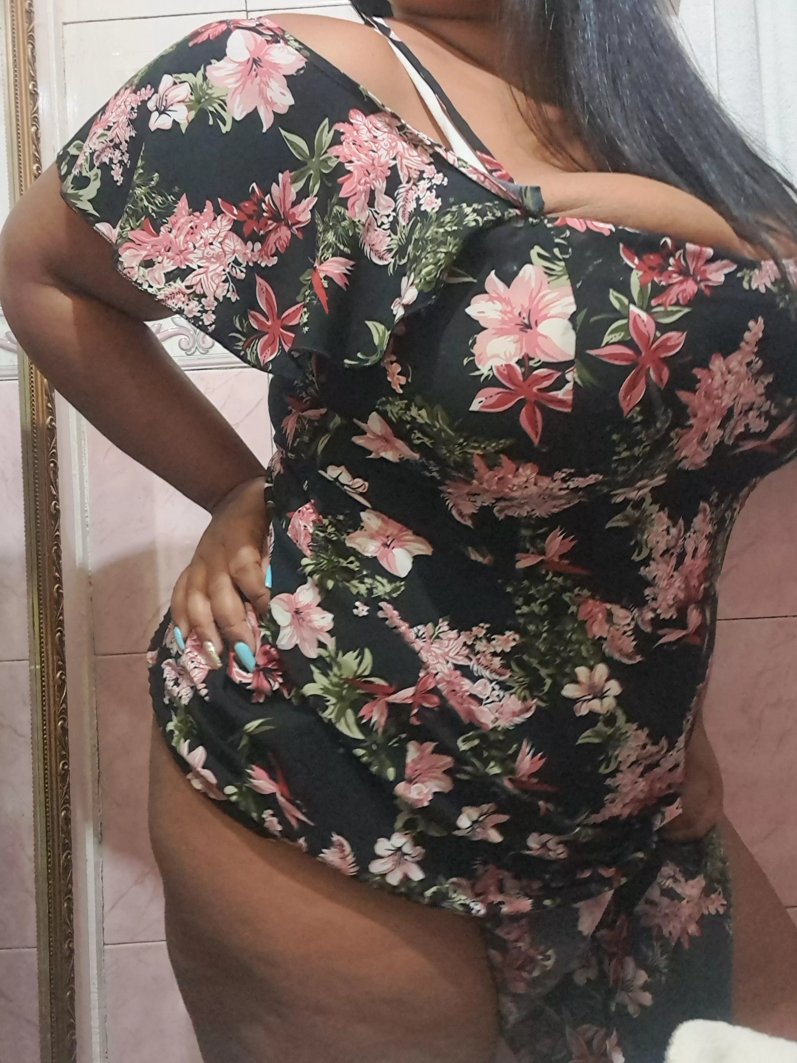 Milf Not wearing underwear is a good idea when visitors are coming